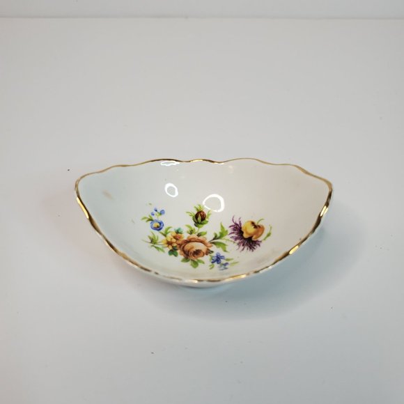 So Dainty!  Vintage 3 Piece Floral Washroom/Kitchen Accessories Porcelain - Picture 9 of 11
